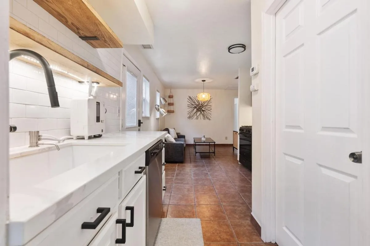 Image 2 of Downtown Cottage blocks from Petco Park