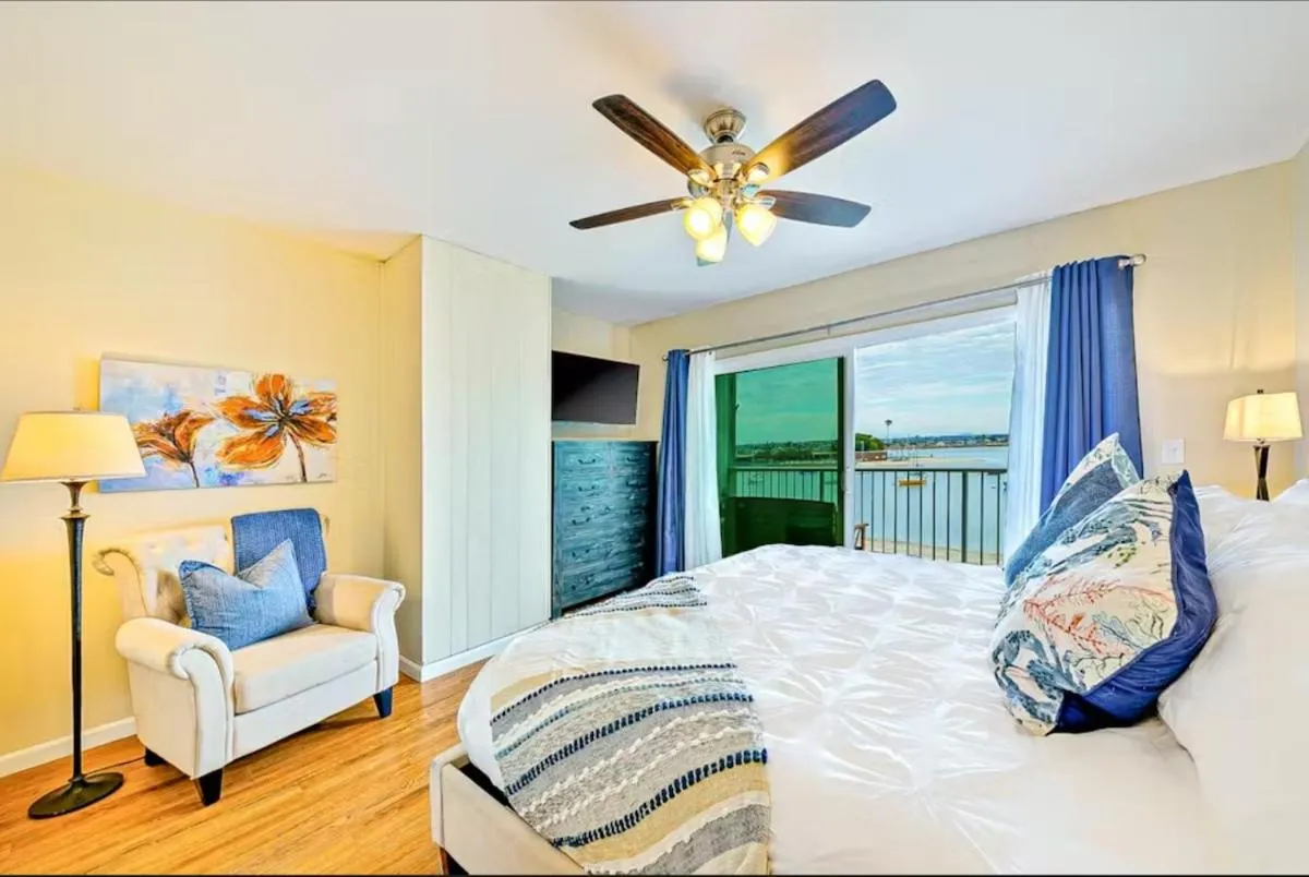 Image 6 of Dreamy Bayside View Family Home