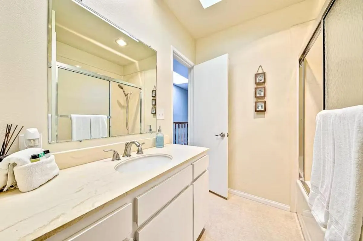 Image 2 of Dreamy Bayside View Family Home