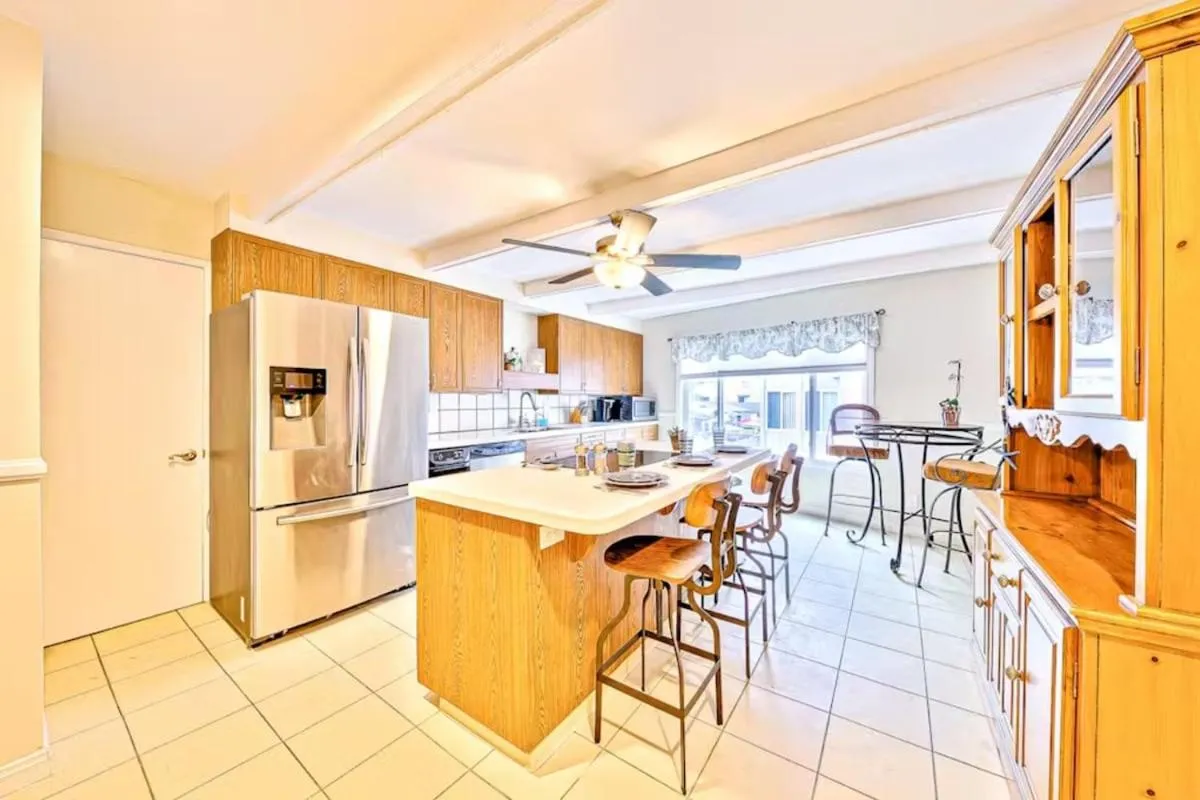 Image 3 of Dreamy Bayside View Family Home