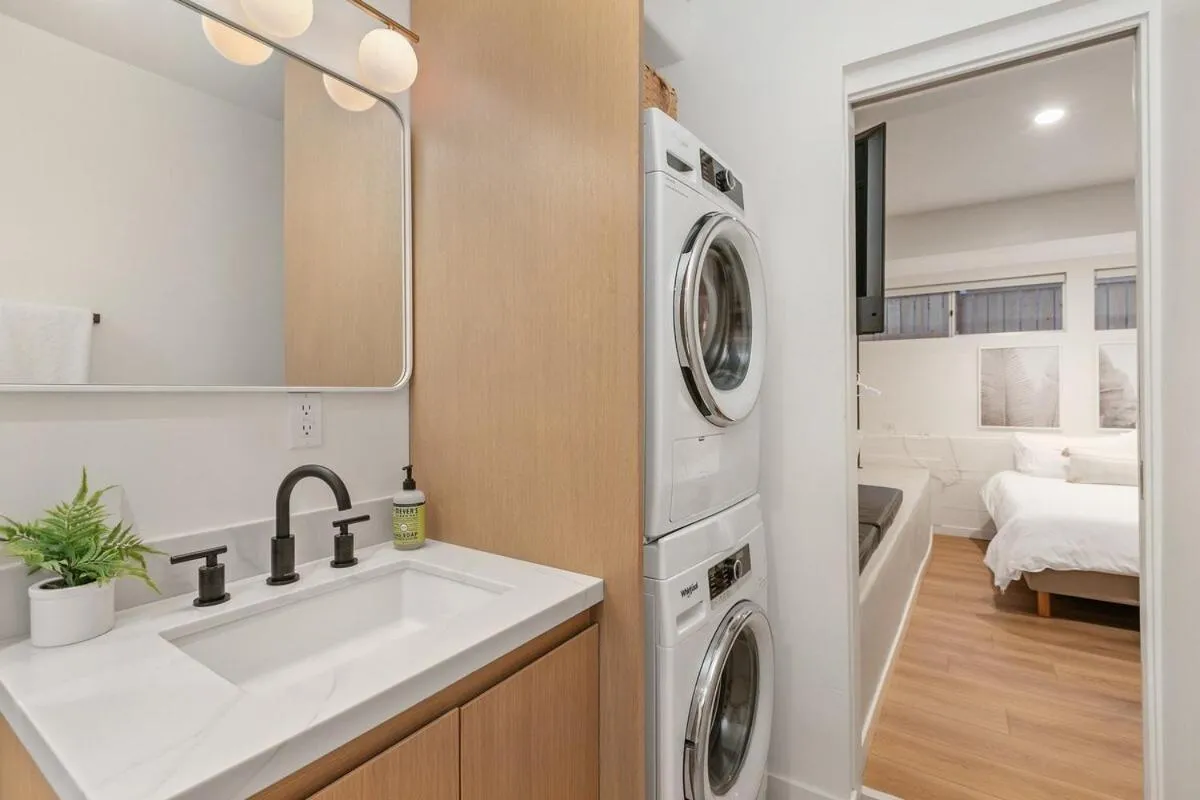 Image 2 of Heated Pool-Jacuzzi-King Bed-City Views-Chic Decor