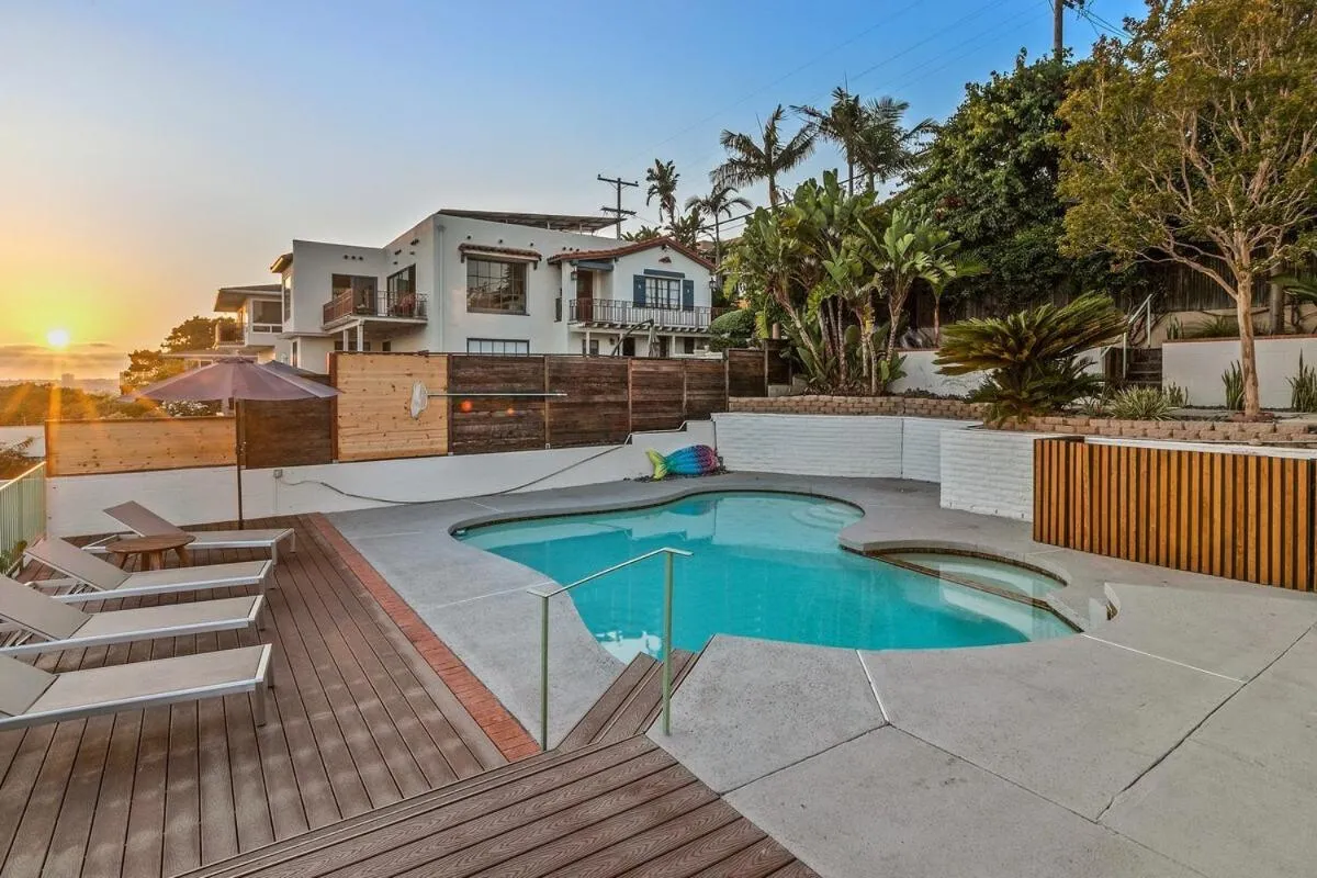 Image 3 of Heated Pool-Jacuzzi-King Bed-City Views-Chic Decor