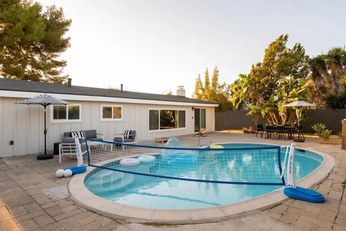 Image 2 of Jacuzzi-Pool-BBQ-King Bed-Private Parking