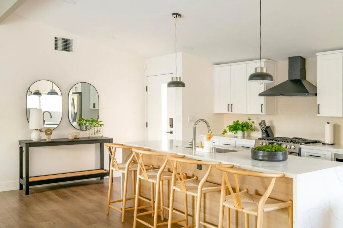 Image 4 of Jacuzzi-Pool-BBQ-King Bed-Private Parking