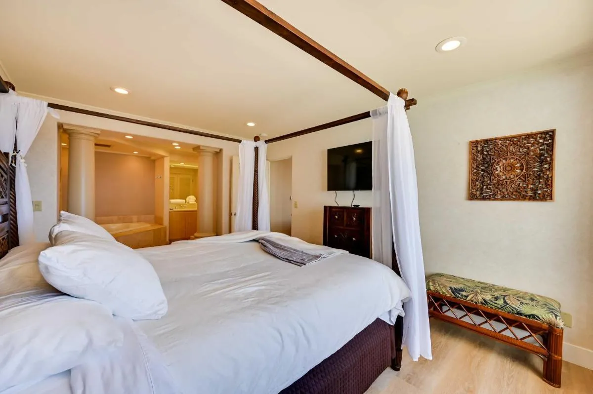 Image 6 of La Jolla Condo with Ocean Views, Walk to Shell Beach