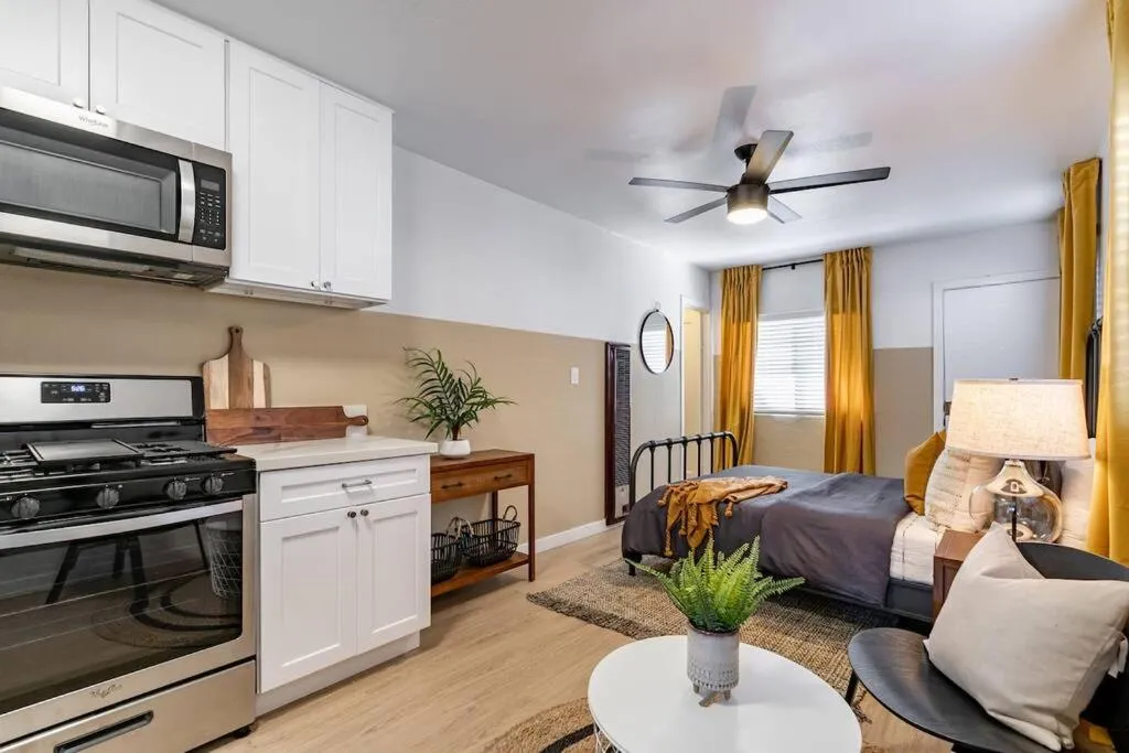 Image 2 of Live like a local – Studio with huge backyard