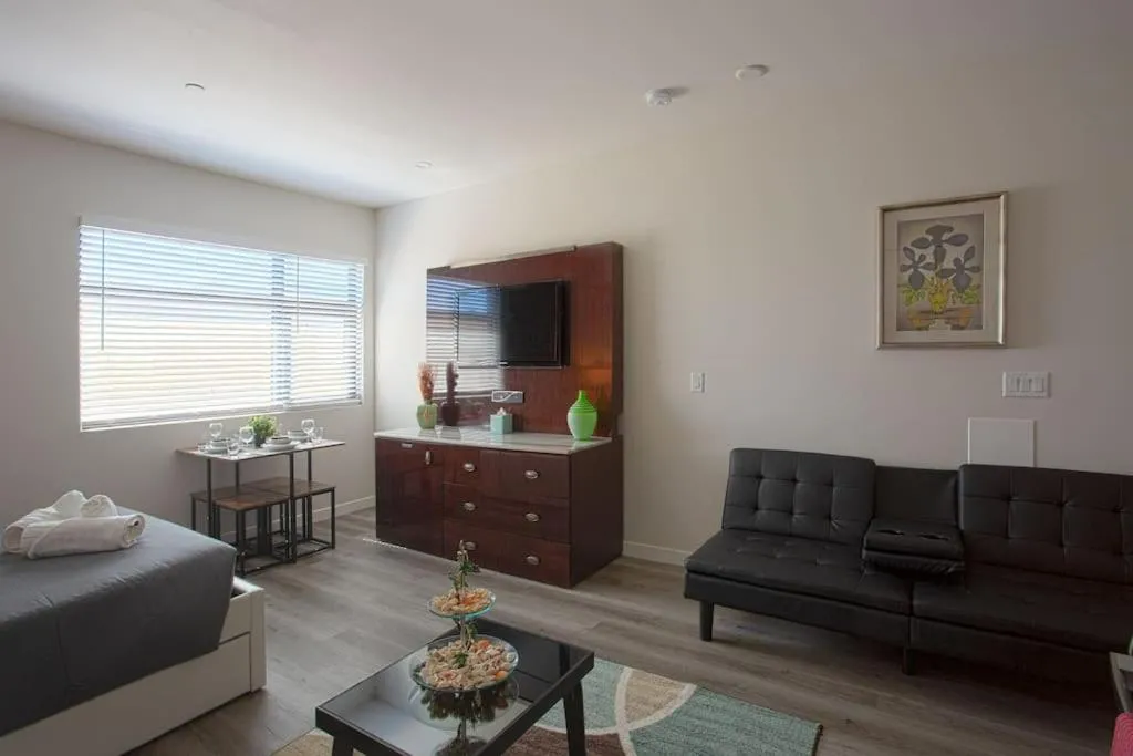 Image 4 of Lovely Studio w Full Kitchen in Heart of San Diego