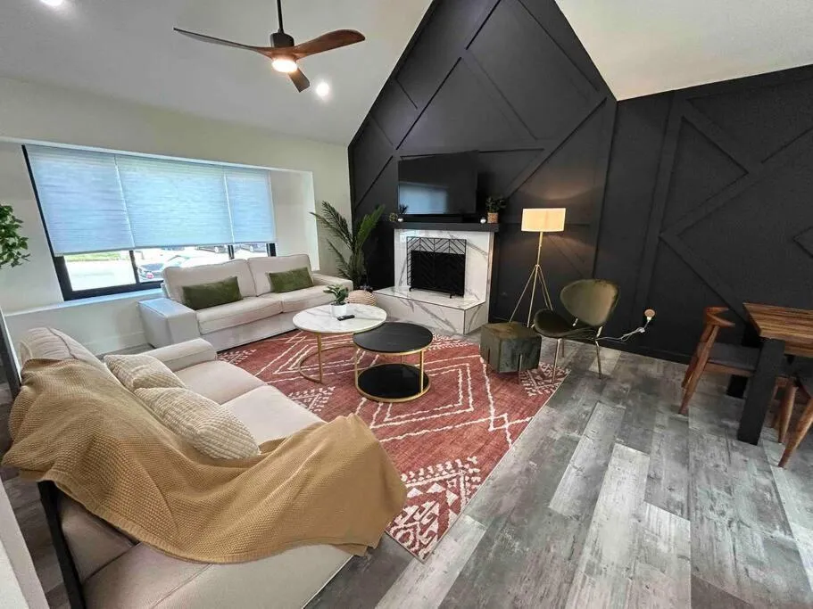 Image 1 of Luxurious Home – Gameroom – Cowboy Pool