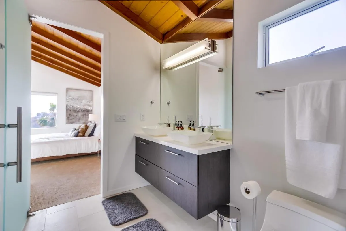 Image 2 of Luxury Ocean & Canyon views near downtown