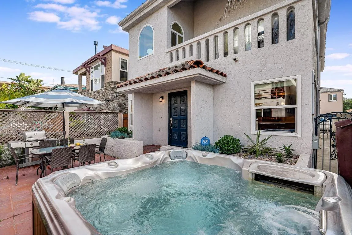 Image of Massive Beach Home w Stunning Rooftop, Parking, Spa, AC & Bay Views!