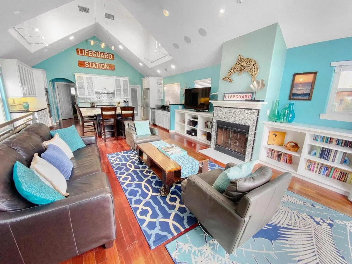 Image 4 of Massive Mission Beach Home – Fire Pit & Deck