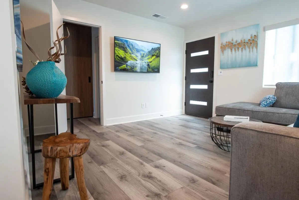 Image 6 of Modern 1 BR Apt 2 Blocks 2 Beach