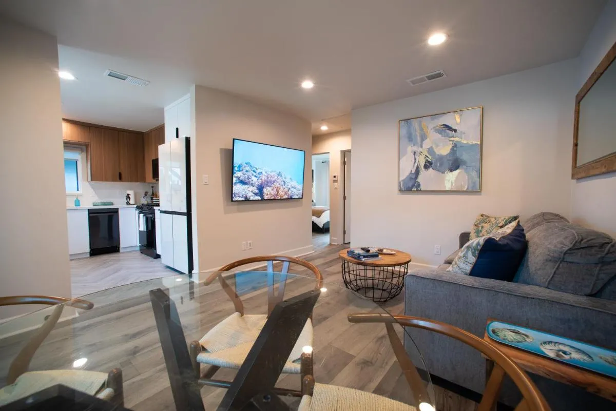 Image 6 of Modern Ocean Beach Apartment