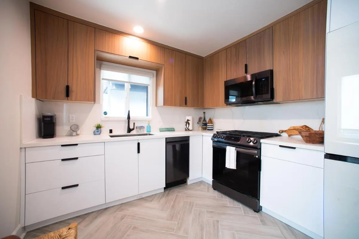 Image 2 of Modern Ocean Beach Apartment