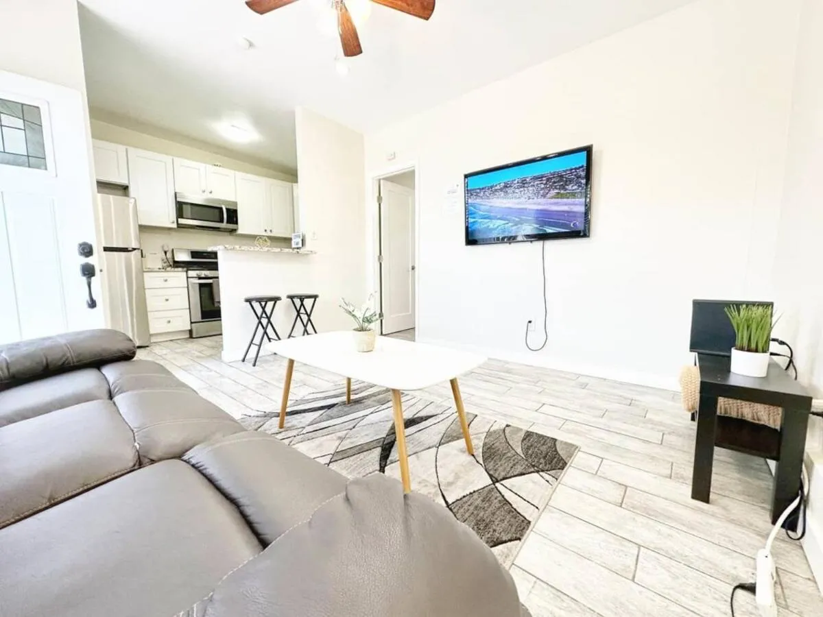 Image 3 of Modern Retreat Just Outside The City