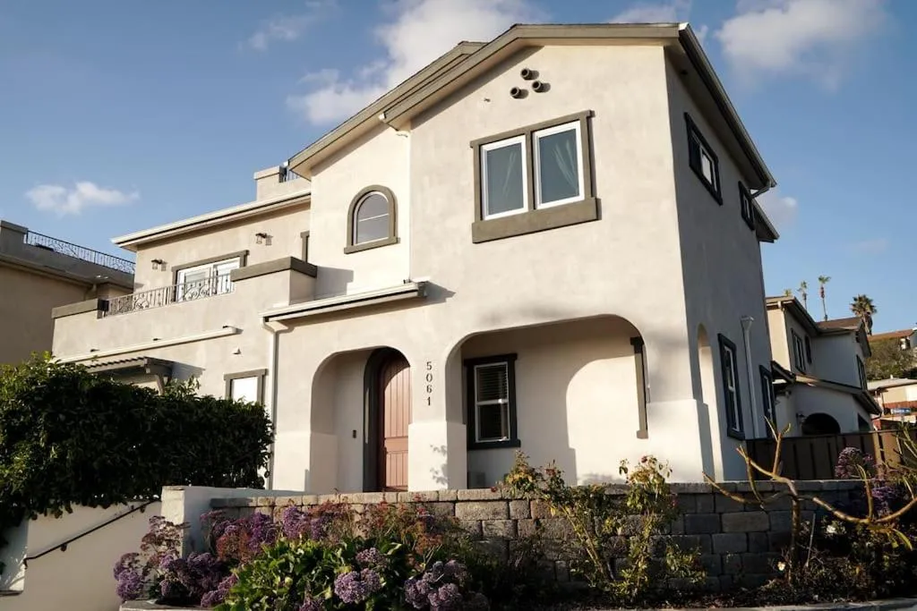 Image 3 of Modern comfort, prime location, 360 views, 4 BR entire house