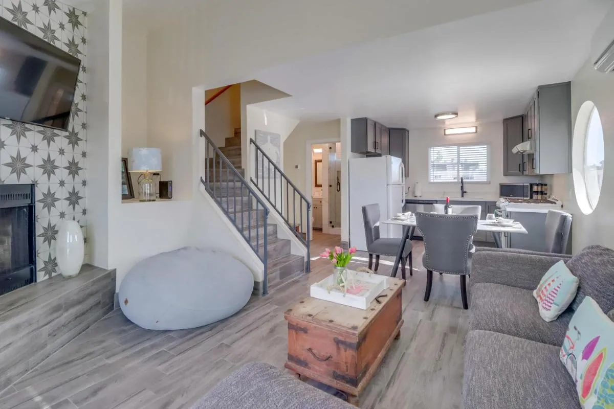 Image 3 of OB Loungin 1