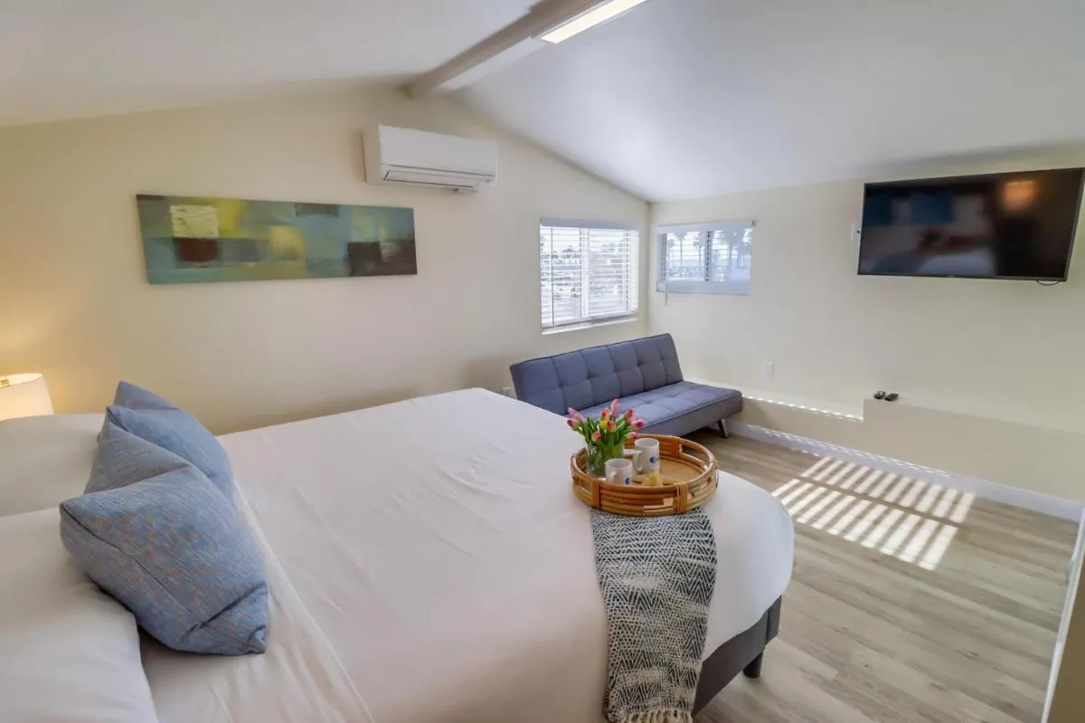 Image 4 of OB Loungin 1