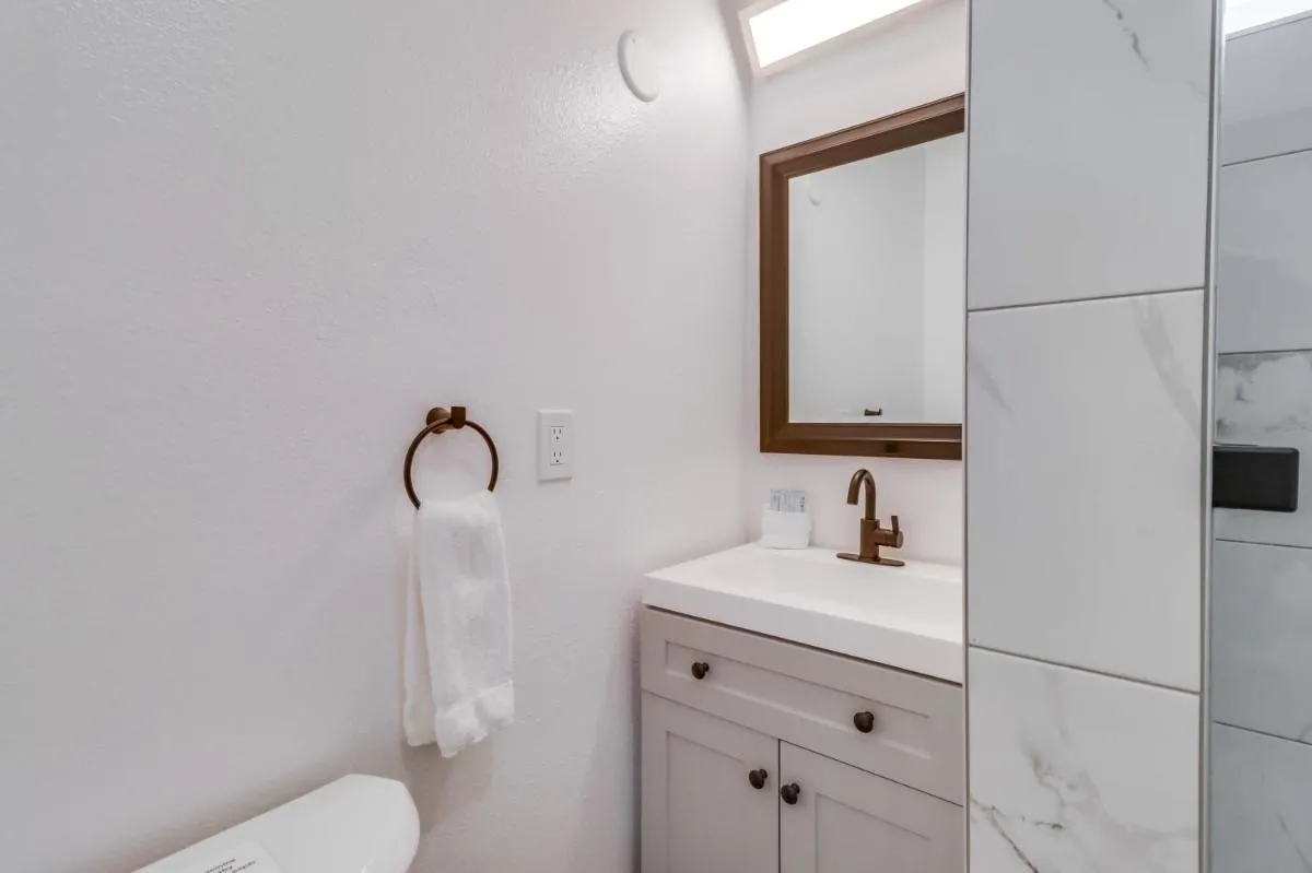 Image 2 of OB Loungin 1