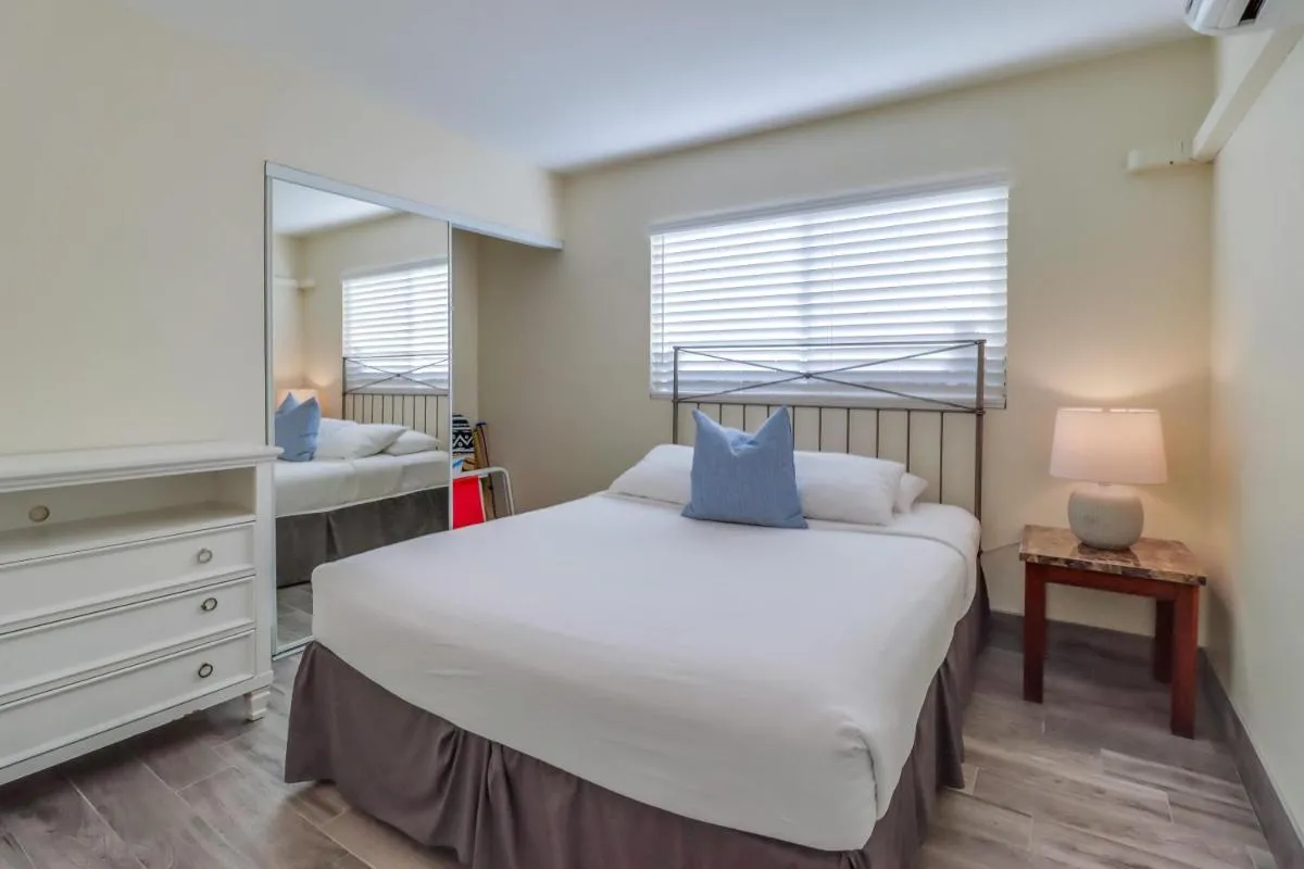 Image 6 of OB Loungin 1