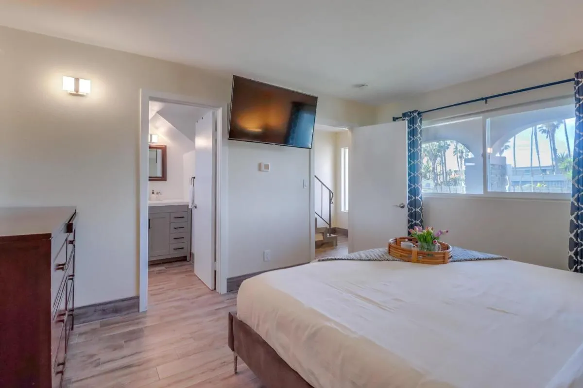 Image 1 of OB Loungin 2