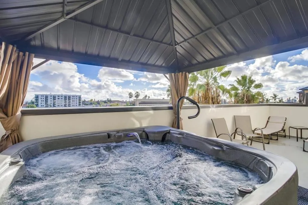 Image of Park Blvd Paradise 301 ADA compliant with a Spa