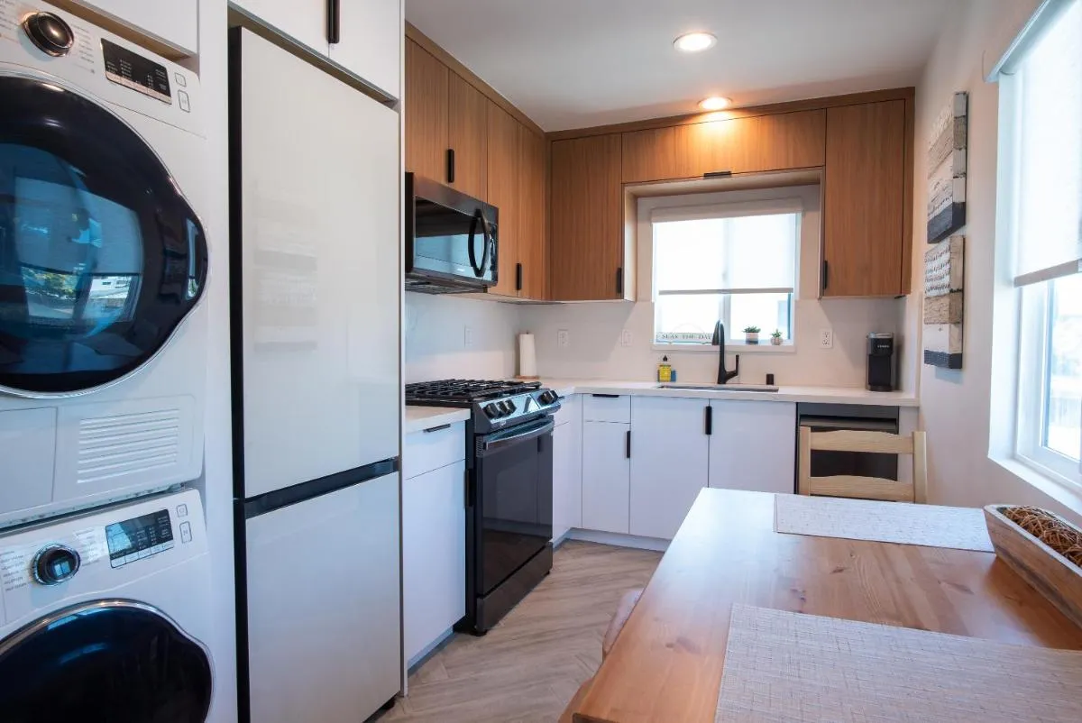 Image 1 of Pet Friendly Lrg 1BD Dog Beach Waves and Sunshine