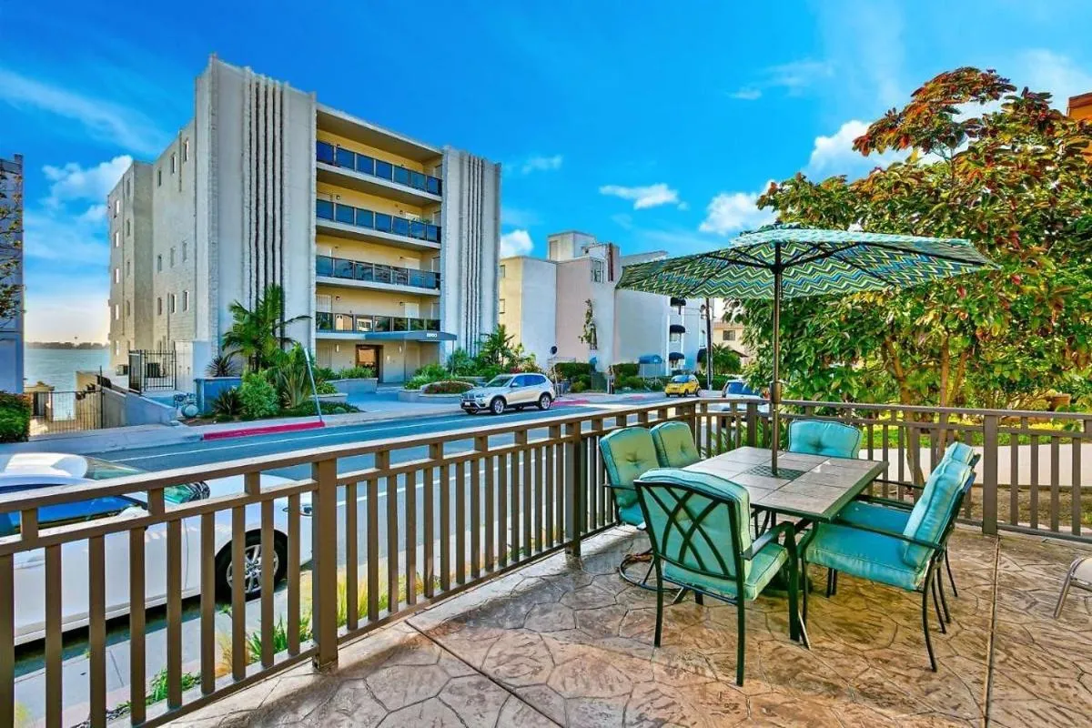Image 4 of Riviera Bay View Dream – Private patio with bay view and parking