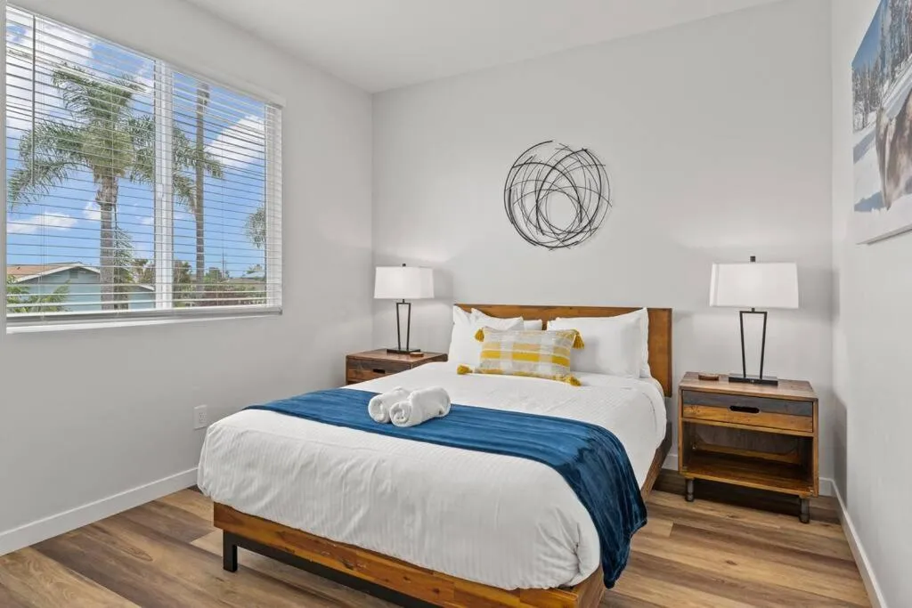 Image 6 of Saratoga Sunset Rooftop Dining 1 mile to Beach