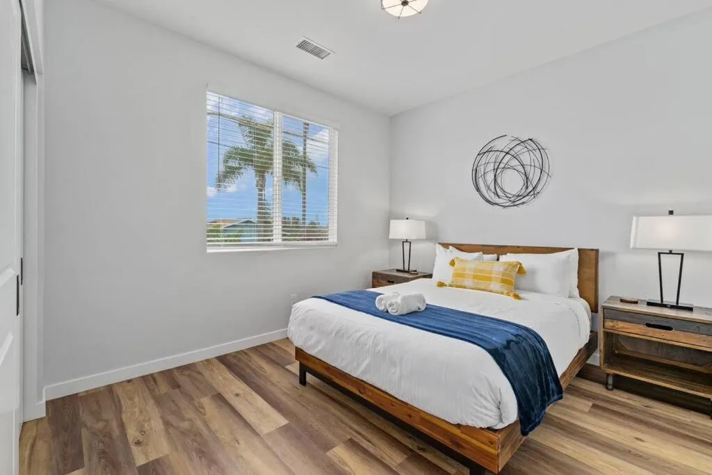 Image 1 of Saratoga Sunset Rooftop Dining 1 mile to Beach