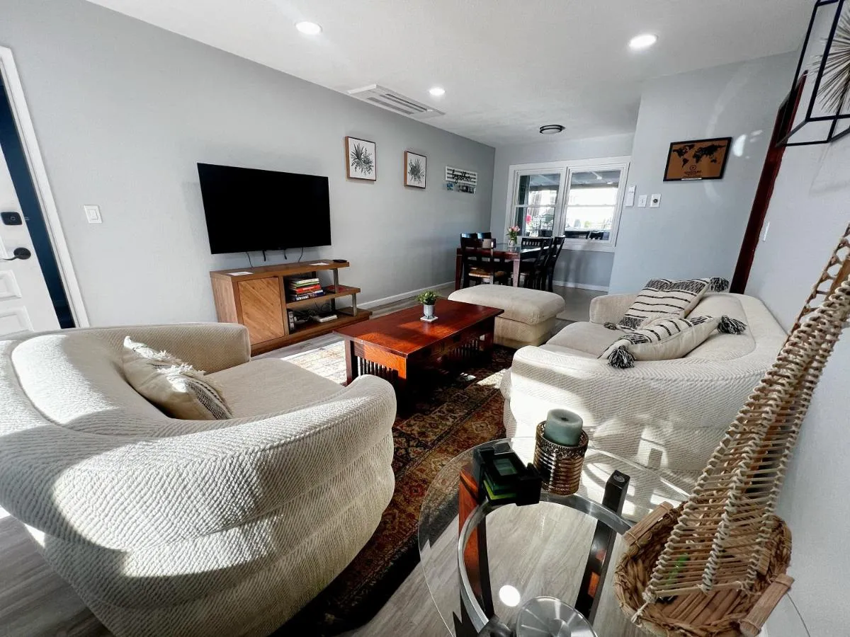 Image 5 of SeaWorld Retreat: 4BR House/Jacuzzi/BBQ