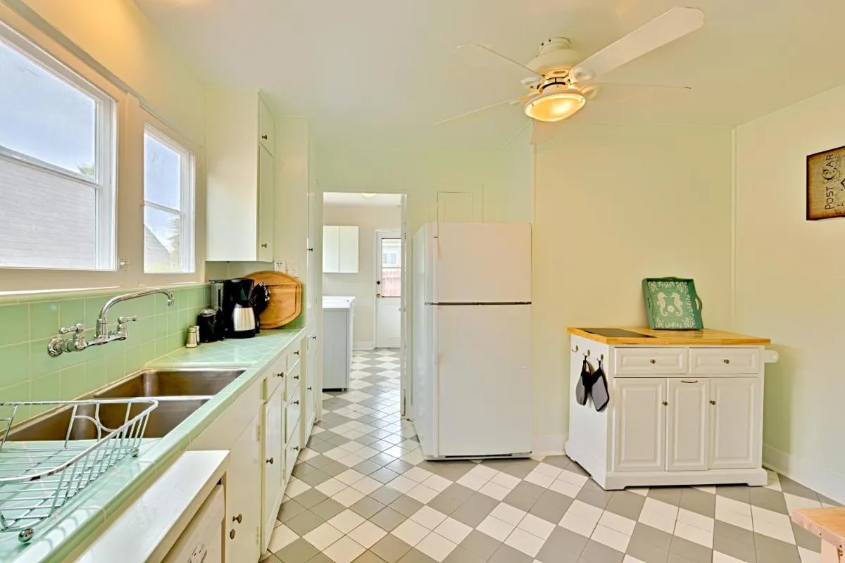 Image 2 of Seashell Cottage