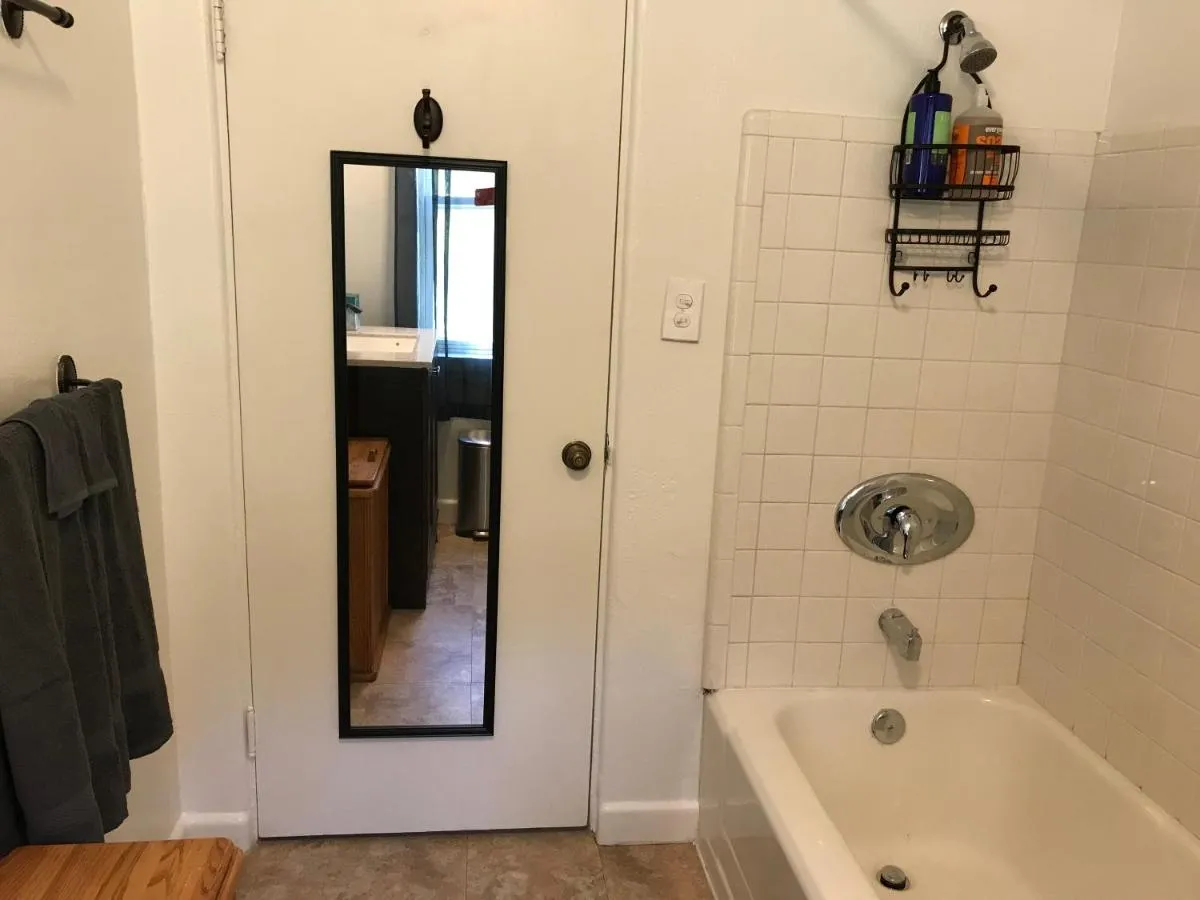 Image 6 of Secluded, Charming and Unique! Spacious Apartment EXCELLENT Central Location