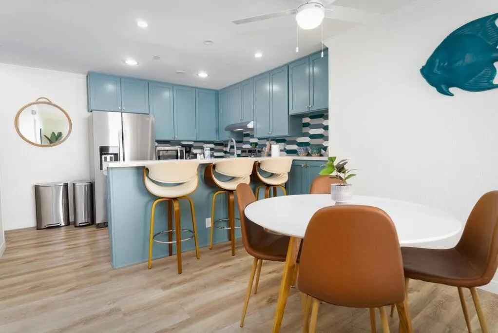 Image 4 of Sunny BEACH FRONT 2BR Condo on the Water