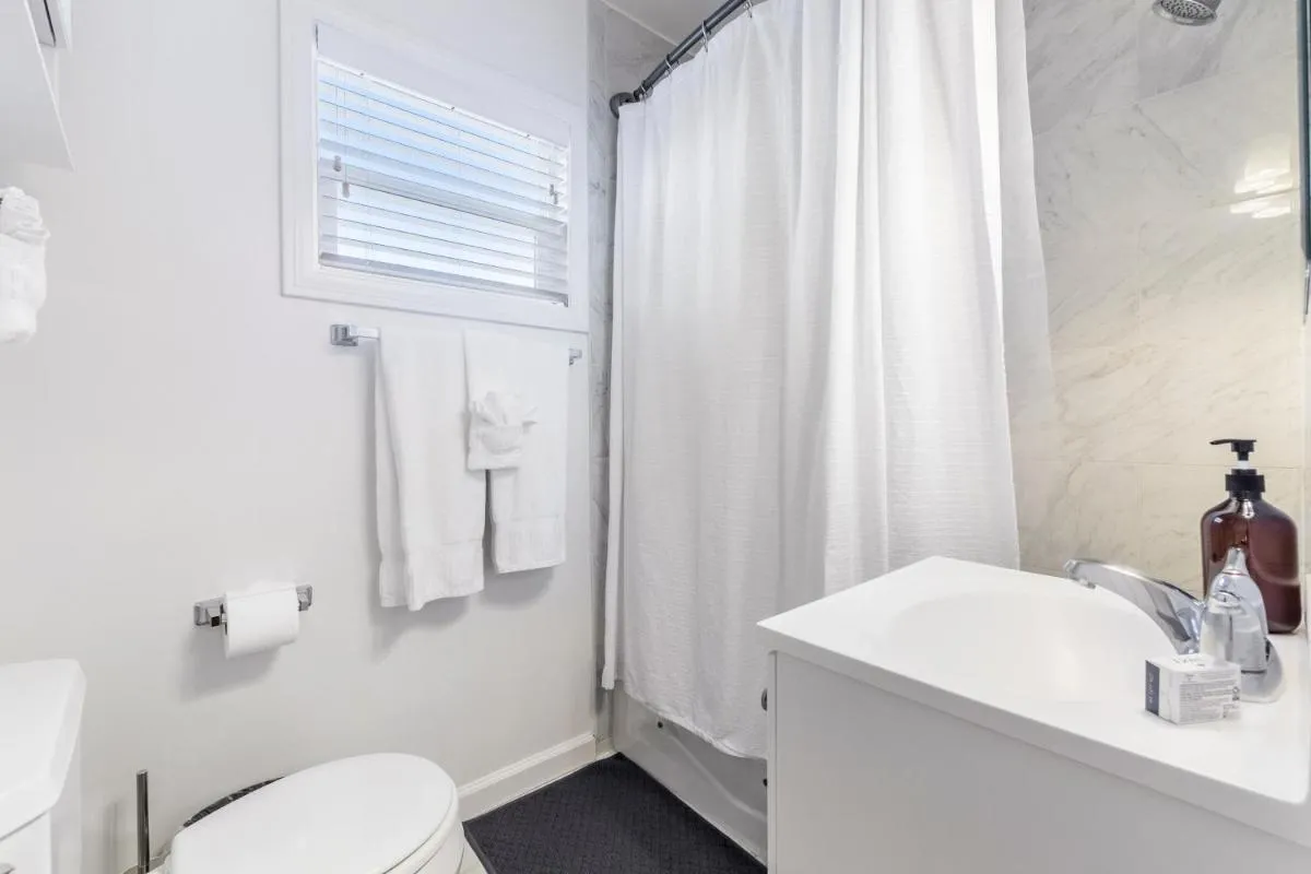 Image 2 of Sunny Bay Bungalow