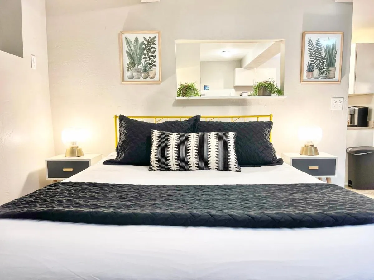 Image 1 of Urban Oasis Near The Zoo A Central Studio For 2