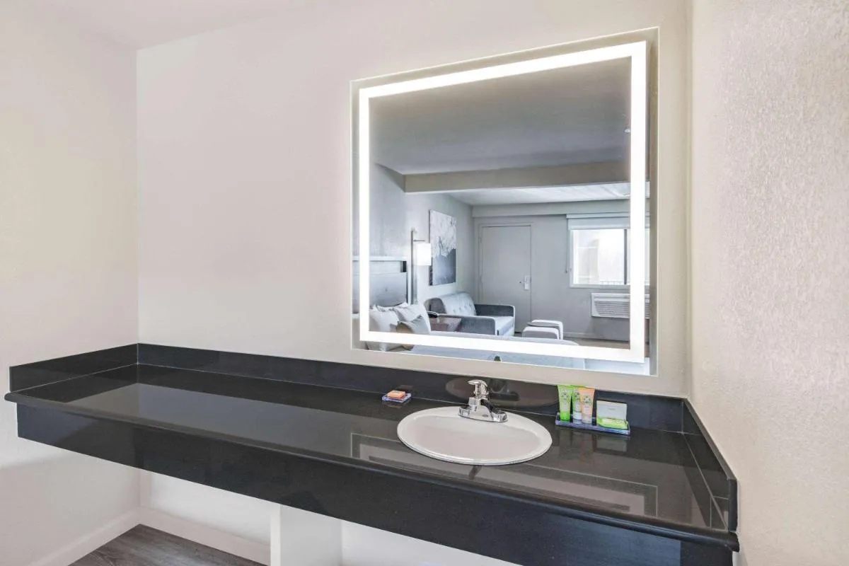 Image 2 of Wyndham Garden San Diego