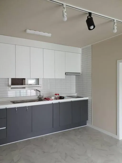 Image 5 of 5 Bedroom, castle-wall view, close to SKKU 성북동