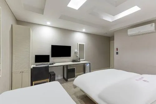 Image 2 of TJ Hotel