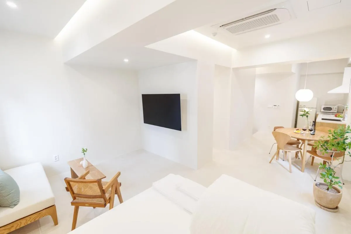 Image 4 of White Linen House