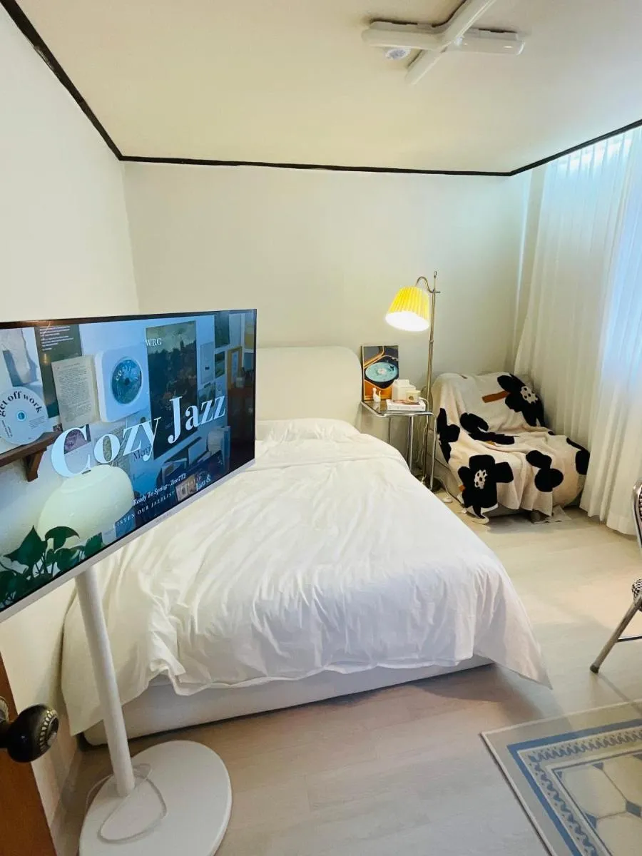 Image 5 of Cozy guesthouse, 10 minutes from SNU Entrance Station, accommodation in Sharosu-gil, OTT, Nespresso machine, within 25 minutes by subway to Hongdae, Gangnam, Seongsu, Gwanaksan, up to 5 people