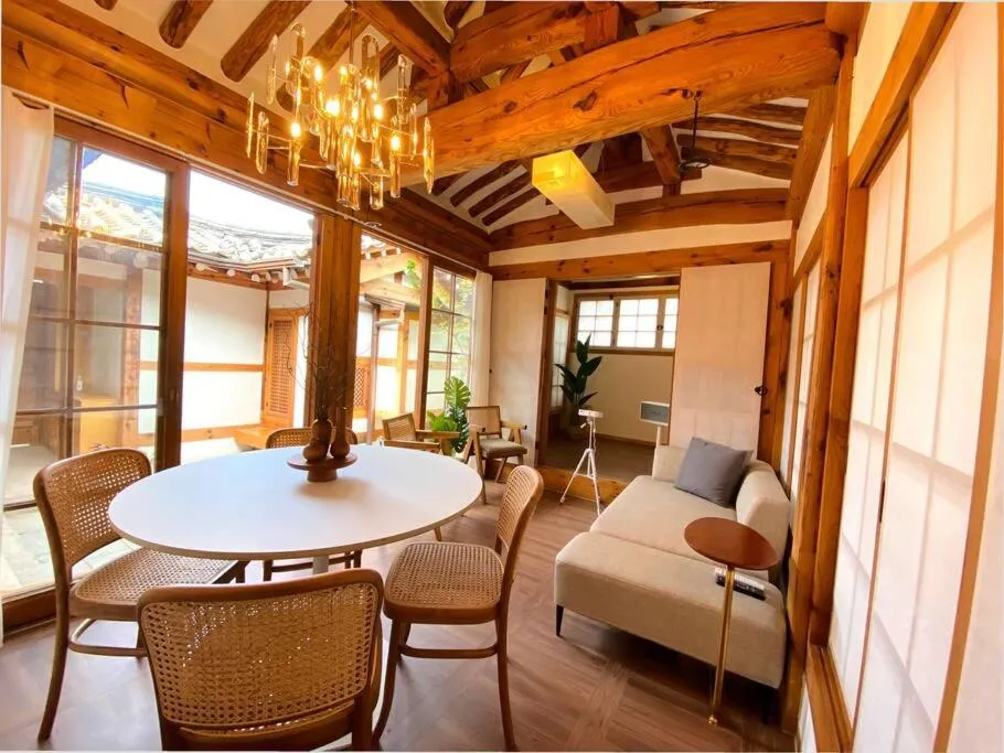Image of Hanok JAE l 4BR 2Bath l 9min from Anguk STN