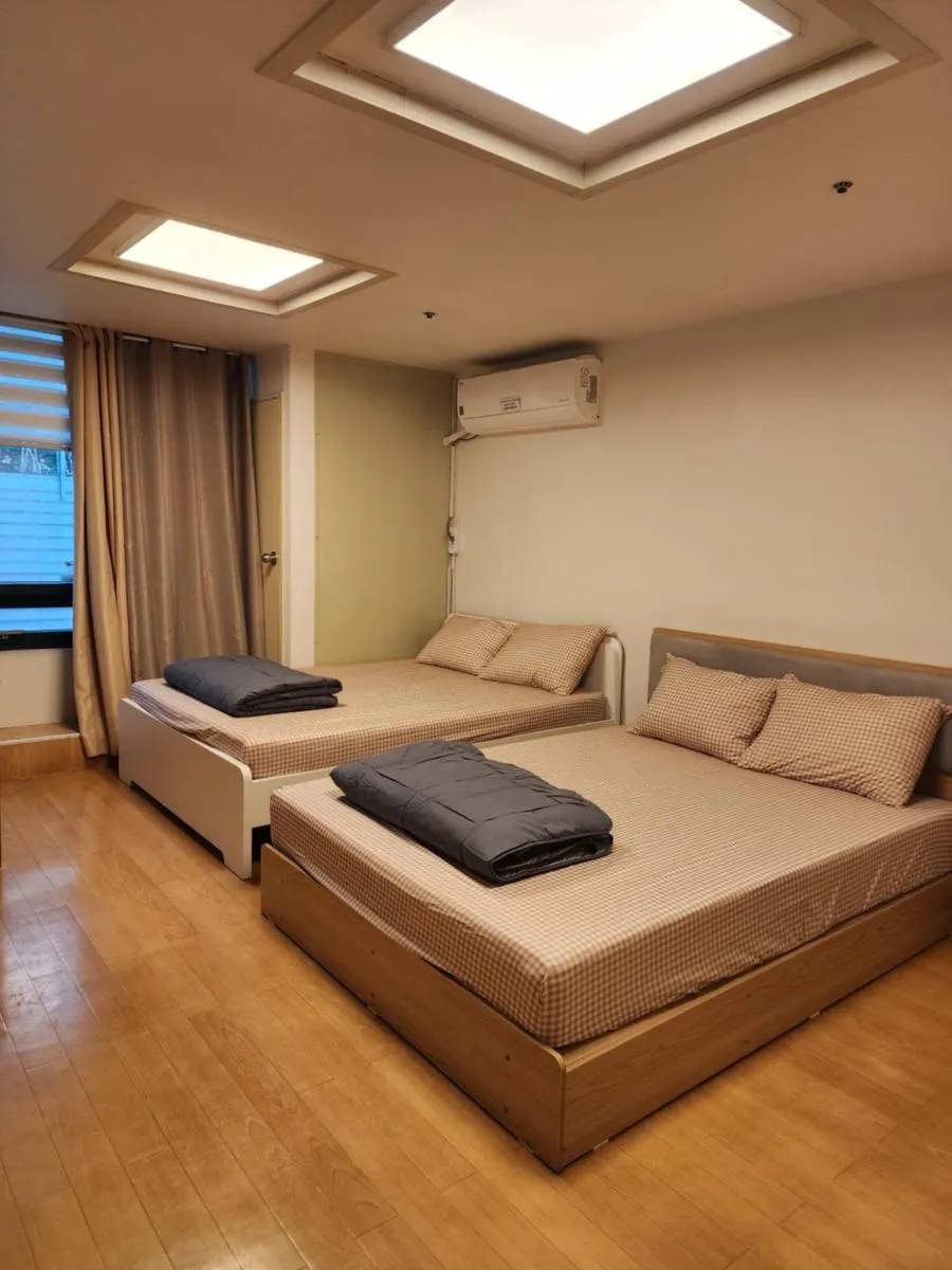 Image 4 of Hongdae Happy Room 1