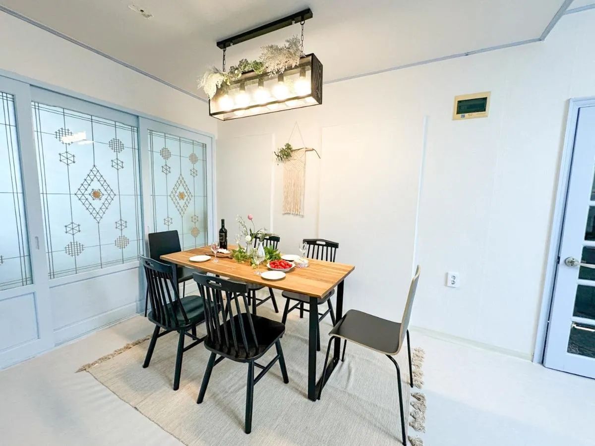 Image 2 of STAY ROCK 樂 2 Room 3 Beds 3 min from Ewha Univ stn