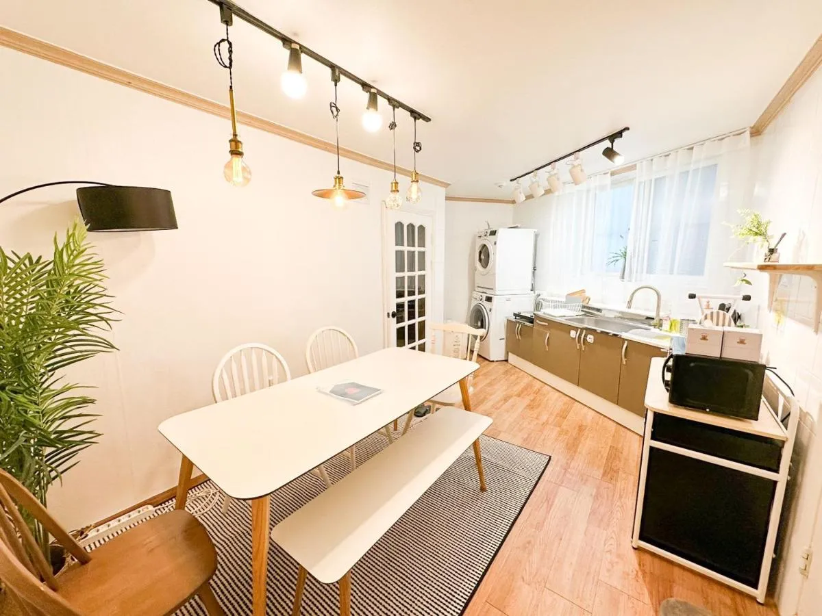 Image 1 of STAY ROCK 樂 2 Room 3 Beds 3 min from Ewha Univ stn