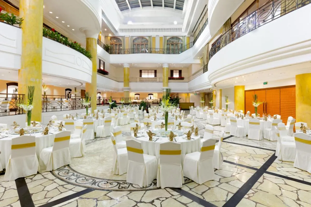 Image 5 of Crowne Plaza Hotel & Suites Landmark Shenzhen, an IHG Hotel – Nearby Luohu Border, Indoor heated swimming pool, Receive RMB100 SPA coupon upon check-in