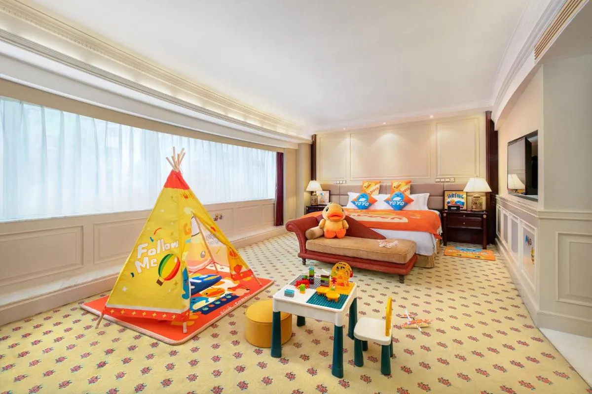 Image 6 of Crowne Plaza Hotel & Suites Landmark Shenzhen, an IHG Hotel – Nearby Luohu Border, Indoor heated swimming pool, Receive RMB100 SPA coupon upon check-in