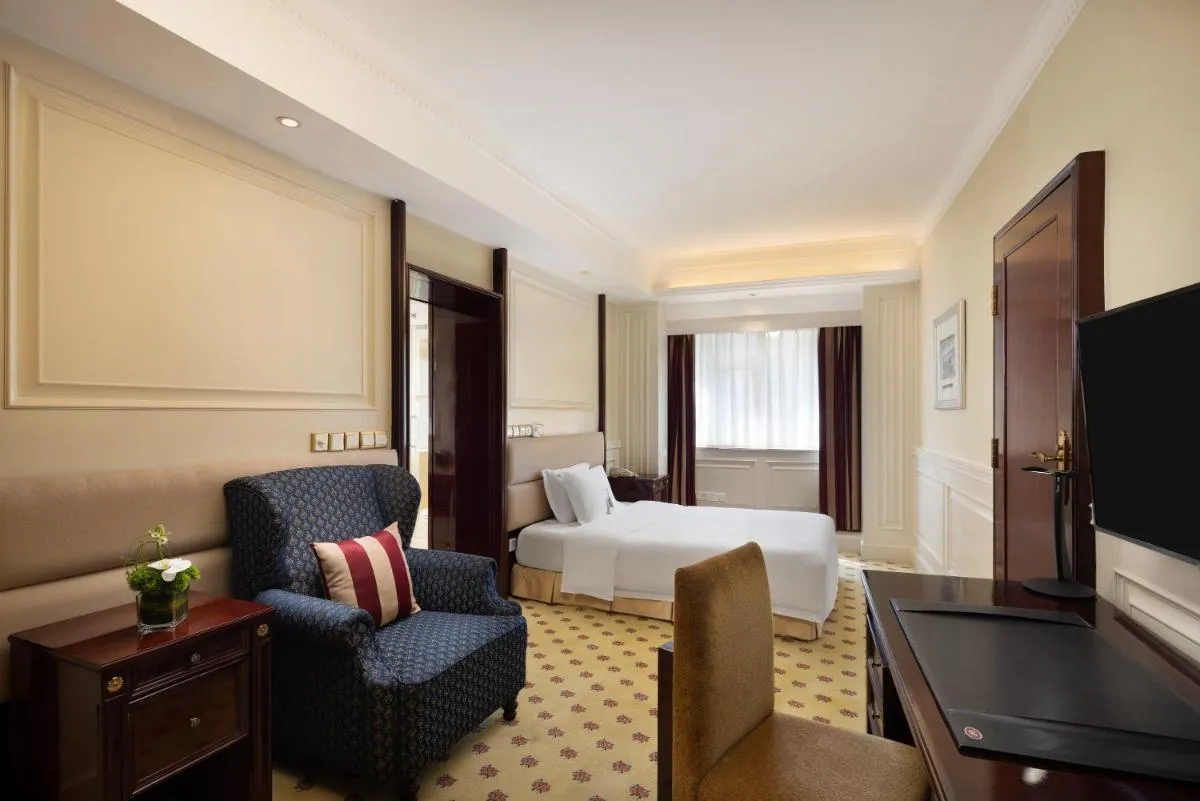 Image 4 of Crowne Plaza Hotel & Suites Landmark Shenzhen, an IHG Hotel – Nearby Luohu Border, Indoor heated swimming pool, Receive RMB100 SPA coupon upon check-in