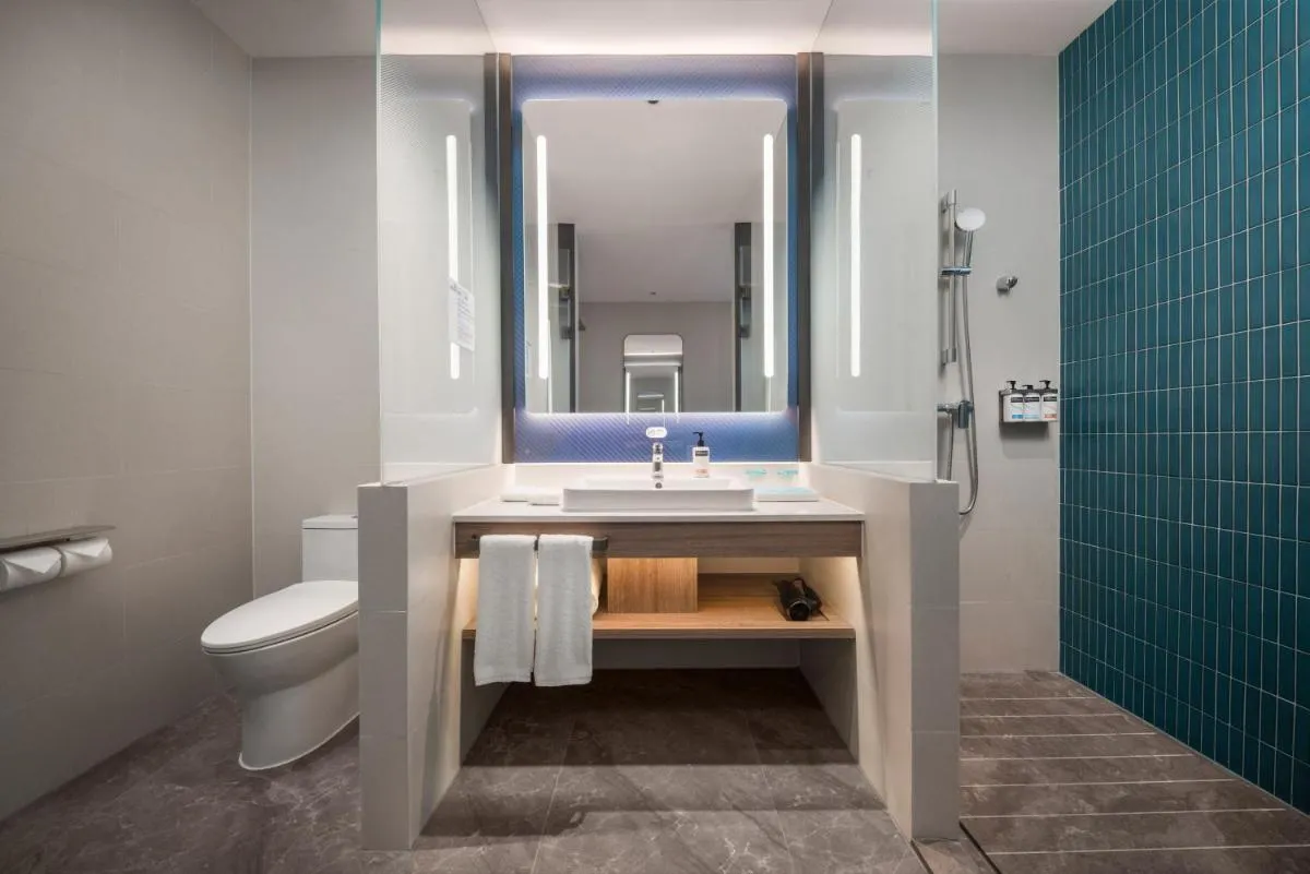 Image 2 of Holiday Inn Express Shenzhen Futian Center, an IHG Hotel