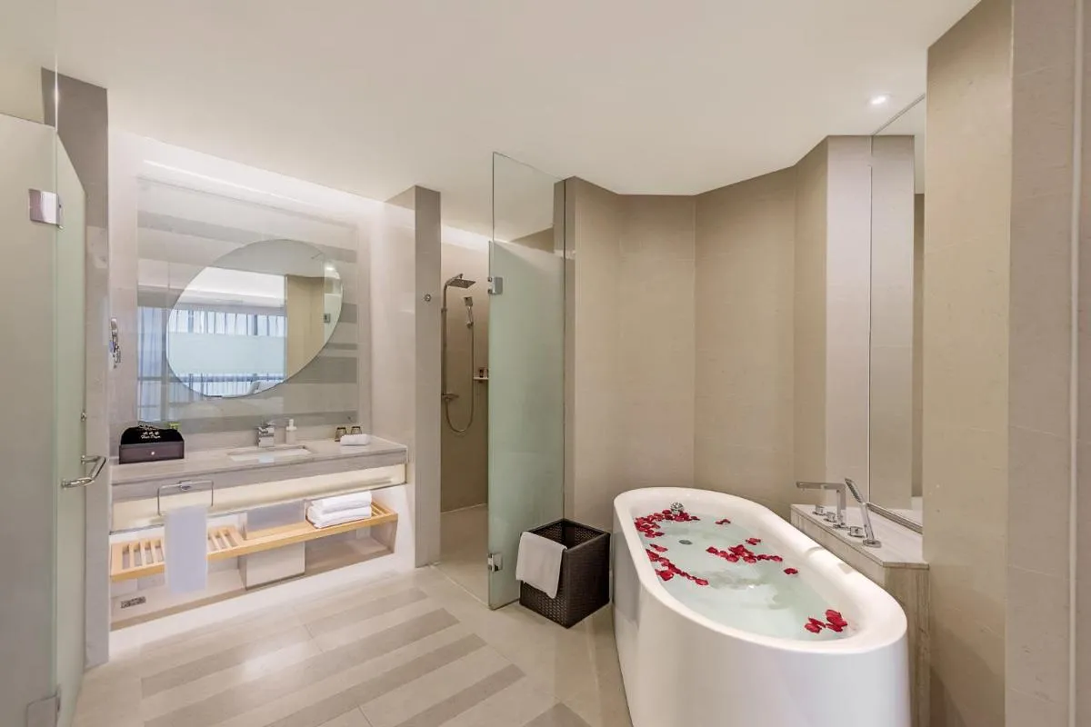 Image 2 of Huaqiang Plaza Hotel Shenzhen, Enjoy Complimentary Afternoon Tea & Mini Bar & Night Snack